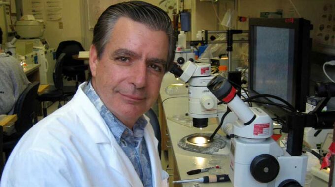 Felicitamos Al Dr. Edward De Robertis